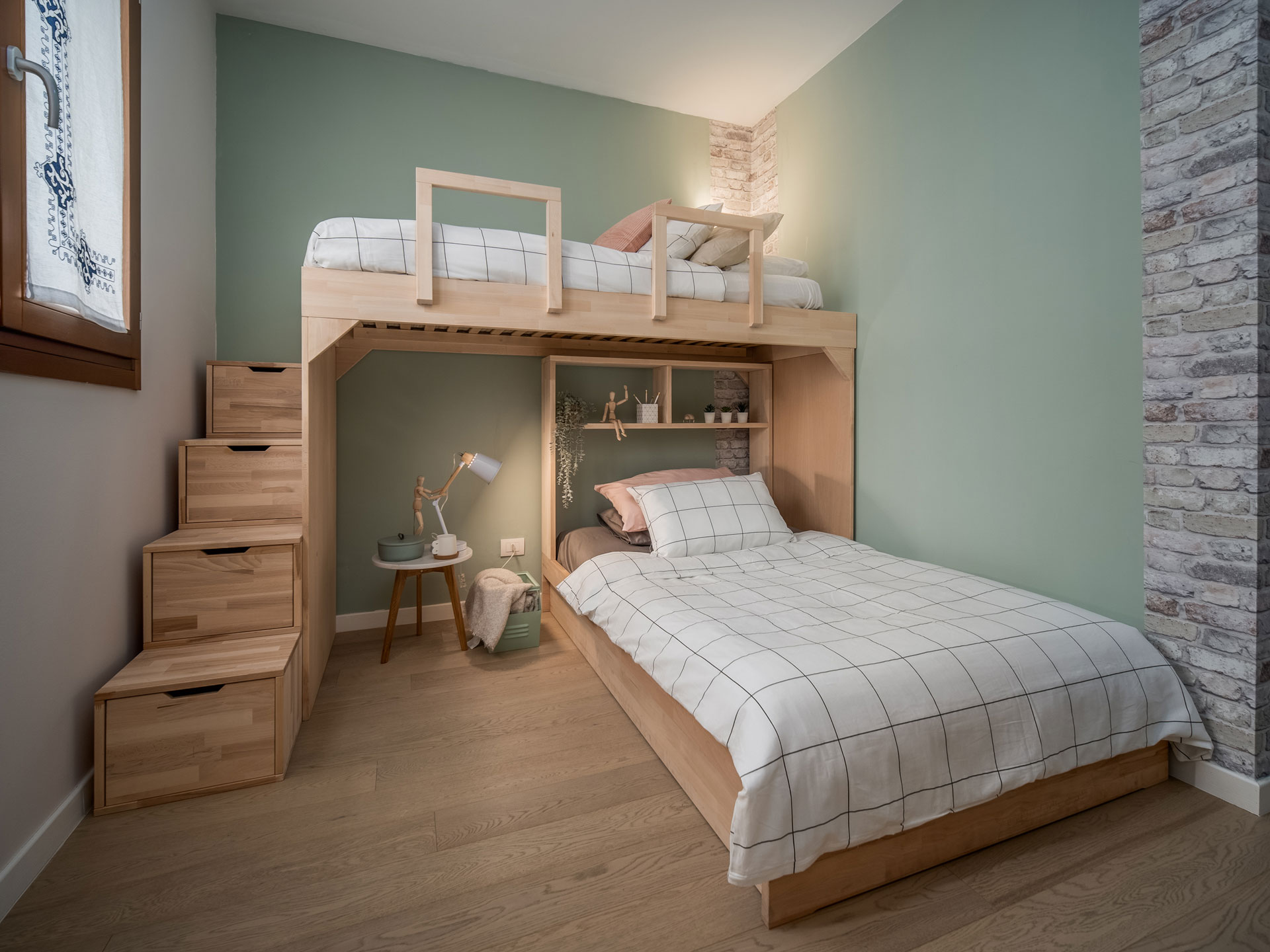 Petite chambre peu encombrante en bois massif