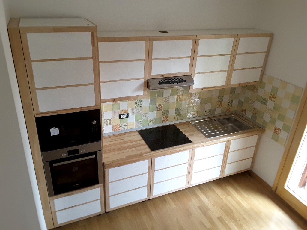 Cucina bianca in legno