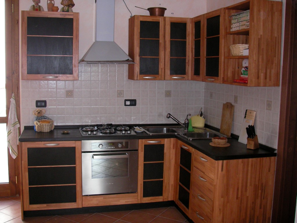 Cucina nera in legno