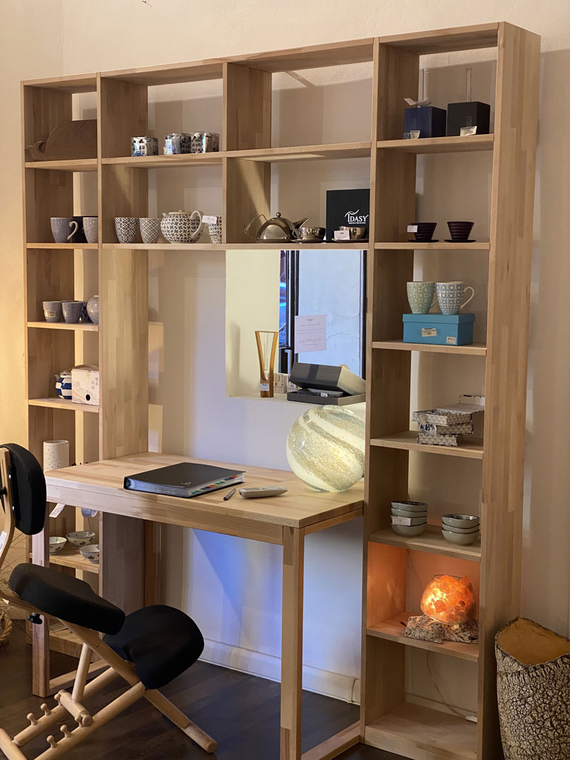 Scrivania e libreria su misura in legno